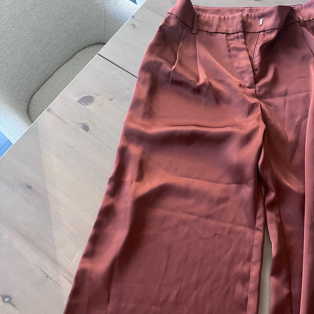 Size small, revolve - Picture 2 of 5